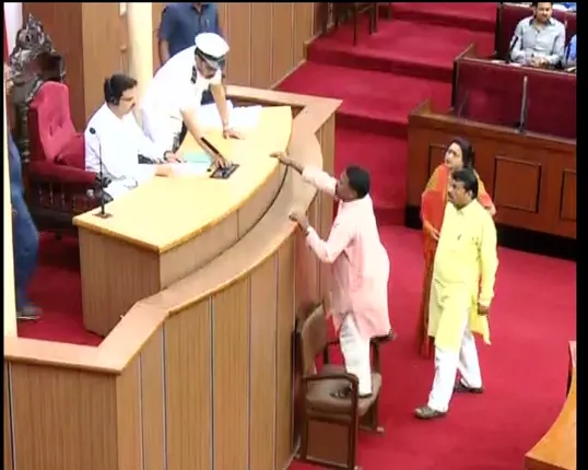 ବିଧାନସଭା ଅଚଳ ! ଆଜି ସ୍ୱାଭାବିକ ସ୍ଥିତି ଫେରିବା ନେଇ ଶାସକ ଦଳ ଆଶାବାଦୀ