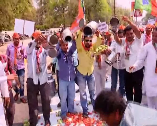 ଚାଷୀଙ୍କ ପାଇଁ ରାସ୍ତାକୁ ଓହ୍ଲାଇଲା ବିଜେପି କୃଷକ ମୋର୍ଚ୍ଚା : ରାଜଧାନୀ ରାସ୍ତାରେ ପରିବା ଫିଙ୍ଗି, କ୍ଷୀର ଢାଳି କଲେ ପ୍ରତିବାଦ