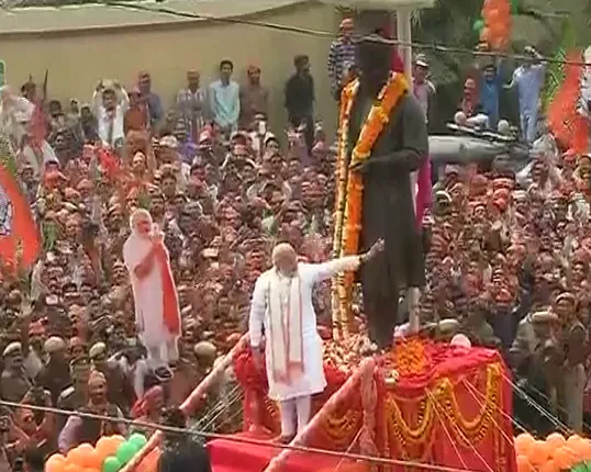 ବାରଣାସୀ ରାସ୍ତା ପାଲଟିଲା ଜନସମୂଦ୍ର ! ଉତ୍ତରପ୍ରଦେଶରେ ଶେଷ ପର୍ଯ୍ୟାୟ ନିର୍ବାଚନ ପୂର୍ବରୁ ମୋଦିଙ୍କ ମେଗା ରୋଡ ସୋ