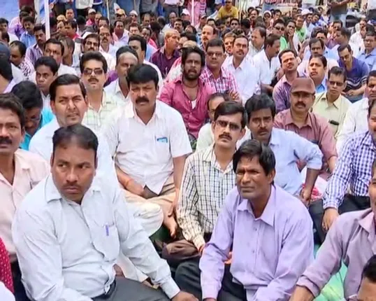 ଆନ୍ଦୋଳନରୁ ଓହରିଲେ ୪୮୮ ବର୍ଗ ଅଧ୍ୟାପକ ଓ କର୍ମଚାରୀ ସଂଘ !  ତିନି ମାସ ଭିତରେ ଦାବି ପୂରଣ ନେଇ ନିଷ୍ପତି ପ୍ରତିଶ୍ରୁତି ଦେଲେ ସରକାର