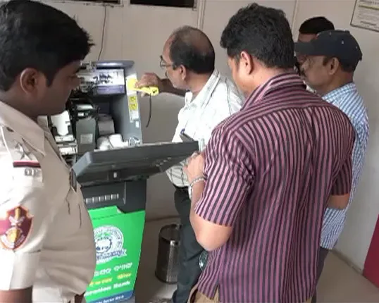 କଟକ : ହାଇକୋର୍ଟ ଛକ ନିକଟ କର୍ପୋରେସନ ବ୍ୟାଙ୍କ ଏଟିଏମରୁ ୧୭ ଲକ୍ଷ ୪୮ ହଜାର ଟଙ୍କା ଲୁଟ୍