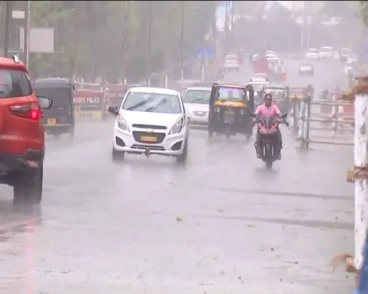 ତାତିରୁ ମିଳିଲା ତ୍ରାହି ! ପ୍ରବଳ ଖରା ପରେ ବର୍ଷାରେ ଭିଜିଛି ରାଜଧାନୀ