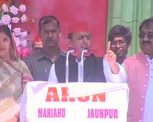 ଉତ୍ତରପ୍ରଦେଶରେ ଶେଷ ପର୍ଯ୍ୟାୟ ମତଦାନ ପୂର୍ବରୁ ଫସିଲେ ଅଖିଳେଶ ! କହିଲେ, ଅନ୍ୟଠୁ ପଇସା ନେଇ ସାଇକେଲକୁ ଦିଅ ଭୋଟ୍