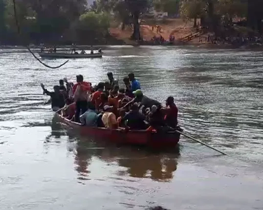 ହୀରାକୁଦ ଚିଲିକା ଡଙ୍ଗାବୁଡି ଘଟଣା ପରେ ବି ଚେତିନି ପ୍ରଶାସନ : ବିପଦସଂକୁଳ ଅବସ୍ଥାରେ ନଦୀ ପାର ହେଉଛନ୍ତି ଶତାଧିକ ଶ୍ରଦ୍ଧାଳୁ