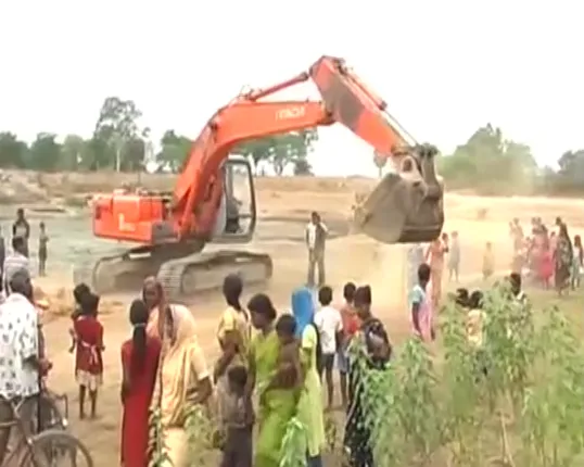 ମେସିନ୍ କରୁଛି କାମ, ଶୋଷଣର ଶିକାର ଶ୍ରମିକ ହେଉଛନ୍ତି : ସରକାରୀ ନିୟମର ଖୋଲାଖୋଲି ଉଲଙ୍ଘନ