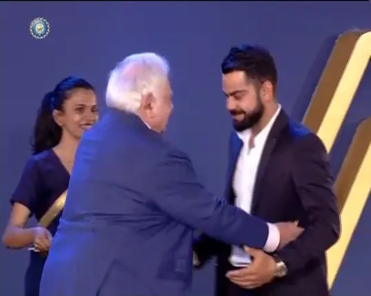 ବିସିସିଆଇ ପୁରସ୍କାର ପାଇଲେ ବିରାଟ କୋହଲି ଓ ଅଶ୍ୱିନ୍ : କୋହଲିଙ୍କୁ ପଲ୍ଲୀ ଉମ୍ରିଗର ଓ ଅଶ୍ୱିନୀଙ୍କୁ ଦିଲୀପ ସରଦେଶାଇ ପୁରସ୍କାର