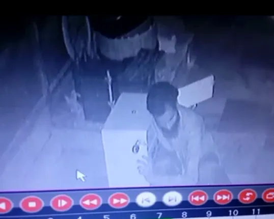 ଚୋରୀର ଲାଇଭ୍ ଦୃଶ୍ୟ : ବାଲେଶ୍ୱରରେ ମସଜିଦର ହୁଣ୍ଡିରୁ ଚୋରୀ