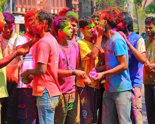 ହୋଲି ଖେଳିବା ଉପରେ କଟକଣା ! ବିନା ଅନୁମତିରେ କମର୍ସିଆଲ ଇଭେଂଟରେ ରଙ୍ଗ ଖେଳ ମନା