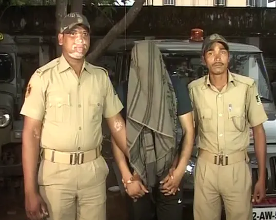 କମିଶନରେଟ ପୋଲିସ ହାତରେ ଏଟିଏମ ଲୁଟେରା ମହମ୍ମଦ ଗଫୁର! ଗାଜିୟାବାଦରୁ ଗିରଫ କରିବା ସହ ଅଢେଇ ଲକ୍ଷ ଟଙ୍କା ଜବତ