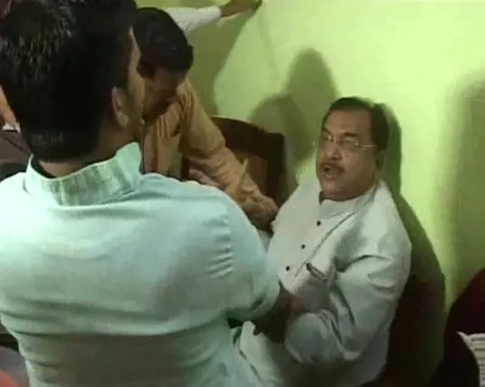 ଜିଲ୍ଲା ପରିଷଦ ଅଧ୍ୟକ୍ଷ ନିର୍ବାଚନକୁ ନେଇ ସମ୍ବଲପୁରରେ ବିଜେପି ବନାମ ବିଜେପି ! ସମୀର ମହାନ୍ତିଙ୍କୁ ବୋତଲ ମାଡ଼