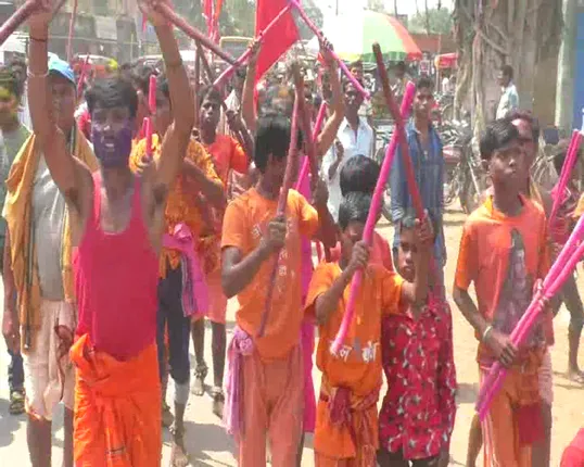 ହୋଲିରେ ଉତ୍ସବମୁଖର ବଲାଙ୍ଗୀର ! ଯାଦବ ସମାଜର ଲୋକେ ବାଡି ଖେଳ ଓ ଦହି ହାଣ୍ଡି ଫଟାଇବା ପାଇଁ ହେଲେ ଏକାଠି