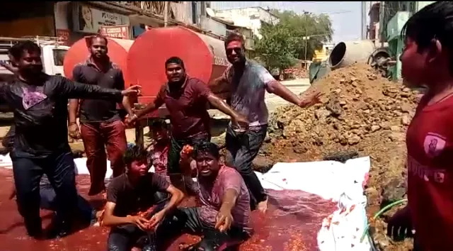 ବଲାଙ୍ଗୀରରେ ନିଆରା ରଂଗଖେଳ ! ଚାଷୀ ମୁହଁରେ ହସ ଫୁଟାଇବାକୁ ଲାଲ ଟମାଟୋରେ ହୋଲି ଖେଳିଲେ ଯୁବ ପିଢୀ