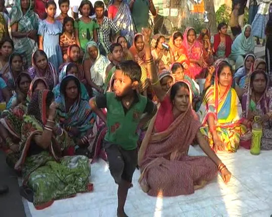 କଟକ : ସାଲେପୁରର ମନୋହରପୁର ଗାଁରେ ମଦ ବେପାର ବିରୋଧରେ ତାତିଲେ ମହିଳା