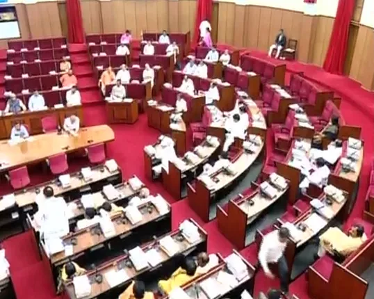 ବିଧାନସଭାରେ ପୁଣି ଉଠିଲା ଚାଷୀ ଆତ୍ମହତ୍ୟା ପ୍ରସଙ୍ଗ : କୃଷିମନ୍ତ୍ରୀଙ୍କ ବିରୋଧରେ ସ୍ୱାଧିକାର ଭଙ୍ଗ ନୋଟିସ ଦେଲେ ବିରୋଧୀ ଦଳ ନେତା