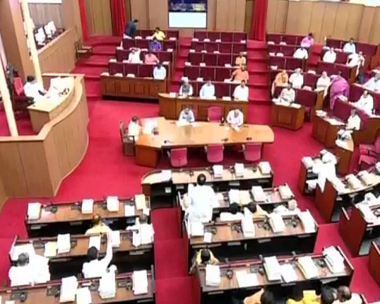 ବିଧାନସଭାରେ ପୁଣି ଉଠିଲା ଚାଷୀ ଆତ୍ମହତ୍ୟା ପ୍ରସଙ୍ଗ ! ବିରୋଧୀଙ୍କ ହୋହାଲ୍ଲା ଯୋଗୁଁ କାଲି ଯାଏ ଗୃହ ମୁଲତବୀ