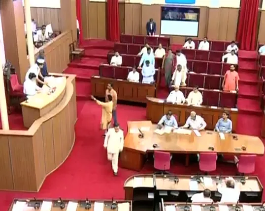 ବିଧାନସଭାରେ ପୁଣି ଚାଷୀ ଆତ୍ମହତ୍ୟା ପ୍ରସଙ୍ଗ !  ପ୍ରଶ୍ନକାଳ ବେଳେ ବିଜେପି ବିଧାୟକଙ୍କ ହଟ୍ଟଗୋଳ, ଘଂଟାଏ ଯାଏ ଗୃହ ମୁଲତବୀ