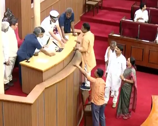 ବିଧାନସଭାରେ ପୁଣି ଉଠିଲା ଚାଷୀ ଆତ୍ମହତ୍ୟା ପ୍ରସଙ୍ଗ ! ଗୃହରେ ବିଜେପି ଓ କଂଗ୍ରେସ ସଦସ୍ୟଙ୍କ ହଟ୍ଟଗୋଳ,ଗୃହ ୩ଟା ଯାଏଁ ମୁଲବତୀ