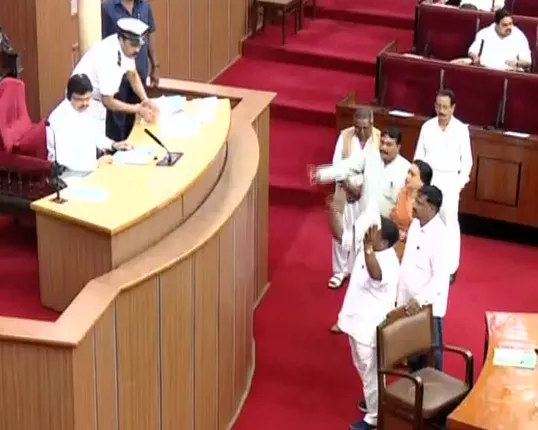 ବିଧାନସଭାରେ ଥମୁନି ଚାଷୀ ତାତି : ଆଜି ବି ଚାଷୀ ଆତ୍ମହତ୍ୟା ନେଇ ଆରମ୍ଭରୁ ହଙ୍ଗାମା