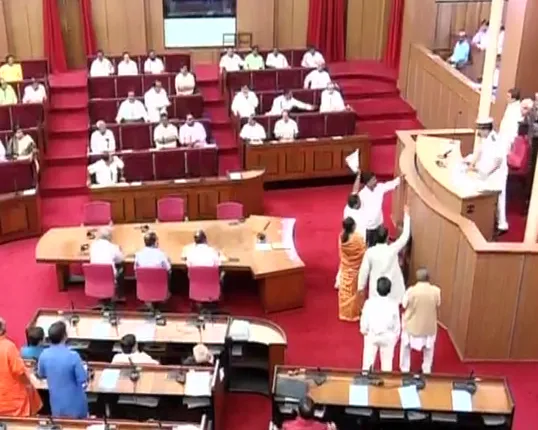 ବିଧାନସଭାରେ ଚାଷୀ ଆତ୍ମହତ୍ୟା ତାତି ! ଗୃହ କମିଟି ସହ କୃଷିମନ୍ତ୍ରୀଙ୍କ ଇସ୍ତଫା ଦାବି କଲା ବିଜେପି