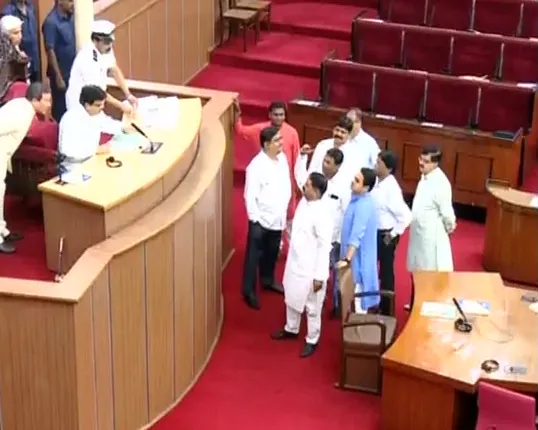 ଆଜି ବି ଚାଷୀ ଆତ୍ମହତ୍ୟାକୁ ନେଇ ବିଧାନସଭାରେ ତୁମ୍ବିତୋଫନ : ଆରମ୍ଭରୁ କଂଗ୍ରେସ ସଦସ୍ୟଙ୍କ ହଟ୍ଟଗୋଳ