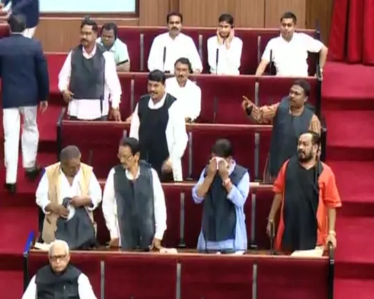 ଚାଷୀ ଆତ୍ମହତ୍ୟା ପ୍ରସଙ୍ଗରେ ଆଜି ବି ବିଧାନସଭାରେ ହଙ୍ଗାମା : ଗୃହ କମିଟି ଗଠନ ଦାବିରେ କଳା ଗାଉନ ପିନ୍ଧି ବିଜେପି ସଦସ୍ୟଙ୍କ ହୋହାଲ୍ଲା