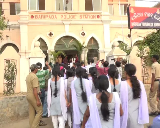 ଏମପିସି କଲେଜରେ ଛାତ୍ରୀଙ୍କୁ ଅସଦାଚରଣ ଘଟଣା ! ନ୍ୟାୟ ଦାବିରେ ଶତାଧିକ କଲେଜ ଛାତ୍ରୀଙ୍କୁ ଶୋଭାଯାତ୍ରା