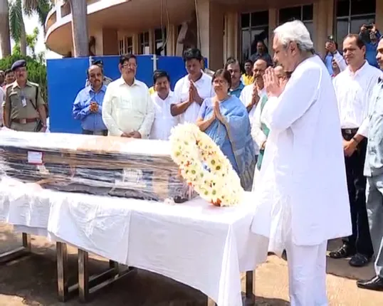 ପାଂଚ ବର୍ଷ ପରେ ଶେଷ ପ୍ରଣାମ ! ବେଇମାନ ଶଦ୍ଦକୁ ଭୁଲି ପୂର୍ବତନ ପରାମର୍ଶଦାତାଙ୍କୁ ଶ୍ରଦ୍ଧାଂଜଳି ଜଣାଇଲେ ନବୀନ