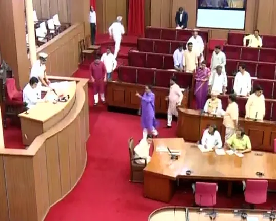 ବିଧାନସଭାରେ ଥମୁନି ଚାଷୀ ତାତି ! ଆଜି ବି ଚାଷୀ ଆତ୍ମହତ୍ୟା ପ୍ରସଙ୍ଗରେ ତମ୍ବିତୋଫନ