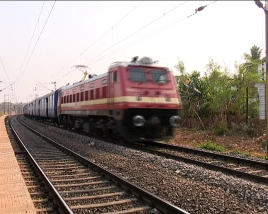 ରେଳଯାତ୍ରୀଙ୍କ ପାଇଁ ଖୁସି ଖବର ! ଏକ୍ସପ୍ରେସ ଟ୍ରେନରେ ୱେଟିଂରେ ନାଁ ଥିଲେ ରାଜଧାନୀ, ଶତାବ୍ଦୀ ବା ଦୂରନ୍ତରେ କରିପାରିବେ ଯାତ୍ରା