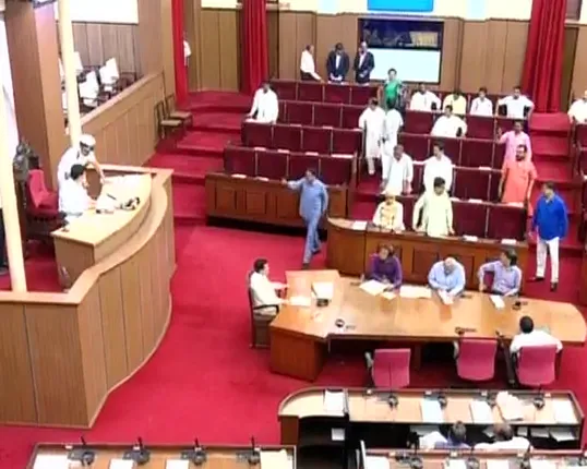 ବିଧାନସଭା ଆରମ୍ଭରୁ ହଟ୍ଟଗୋଳ ! ଧାନର ସର୍ବନିମ୍ନ ମୂଲ୍ୟ ନିର୍ଦ୍ଧାରଣ ଦାବିରେ ବିରୋଧୀଙ୍କ ହଙ୍ଗମା