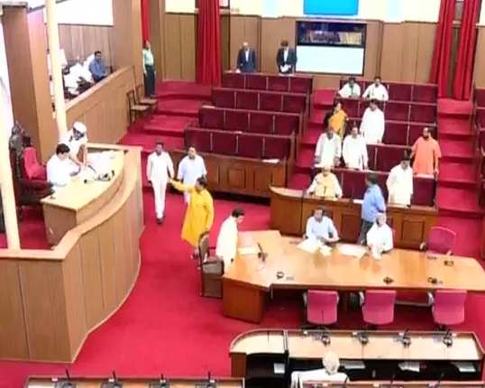 ଚାଲିପାରୁନି ବିଧାନସଭା : ଆଜି ବି ଗୃହ ଆରମ୍ଭରୁ ବିରୋଧୀଙ୍କ ହୋହାଲ୍ଲା