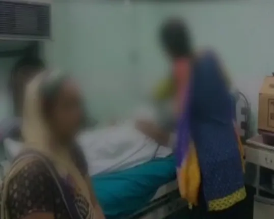 ଯୁକ୍ତ ଦୁଇ ଛାତ୍ରୀ ଉପରେ ଏସିଡ ମାଡ! ଗୁରୁତର ଅବସ୍ଥାରେ ଛାତ୍ରୀଙ୍କୁ ଡାକ୍ତରଖାନାରେ ଭର୍ତି