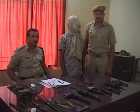 କନ୍ଧମାଳ : ବାଲିଗୁଡାରେ ତିଆରି ହେଉଛି ମଣିଷମରା ହତିଆର, ବନ୍ଧୁକ କାରଖାନା ଠାବ୍ କଲା ପୁଲିସ