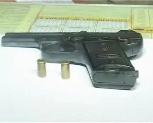 ବନ୍ଧୁକ ଧରିଲେ ପ୍ରିନ୍ସିପାଲ୍ ! ଶିକ୍ଷାନୁଷ୍ଠାନରେ ୪ ରାଉଣ୍ଡ ଗୁଳି ଫୁଟାଇଲେ ଟ୍ରଷ୍ଟ ଅଧ୍ୟକ୍ଷ