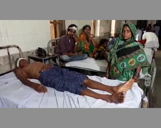 ନୟାଗଡ ହିଂଜଳଗାଡିଆରେ ଗୋଷ୍ଠୀ ସଂଘର୍ଷ ! ରାସ୍ତା କାମକୁ ନେଇ ଉଭୟ ଗୋଷ୍ଠୀ ମୁହାଁମୁହିଁ, ୭ ଗୁରୁତର