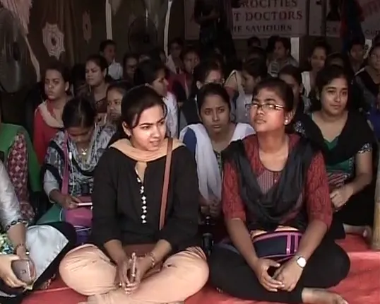 କଟକ ବଡ଼ ଡାକ୍ତରଖାନାରେ ଜୁନିୟର ଡାକ୍ତରଙ୍କ ସହ କର୍ତୃପକ୍ଷ ଆଲୋଚନା ବିଫଳ ! ସୁପରିନଟେଣ୍ଡେଂଟଙ୍କ ଇସ୍ତଫା ଯାଏଁ ଜାରି ରଖିବେ ଆନ୍ଦୋଳନ