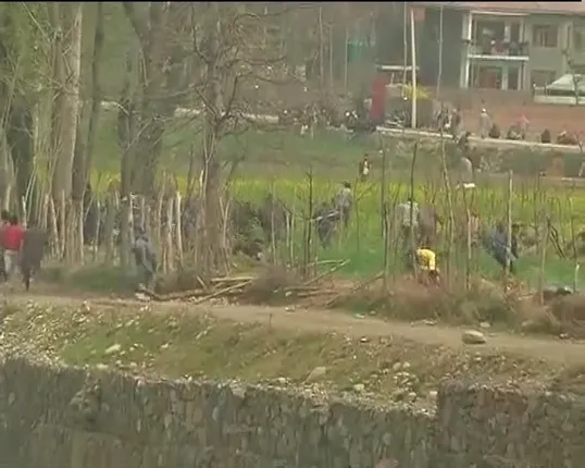 ସୁରକ୍ଷାକର୍ମୀଙ୍କ ଉପରେ ପଥରମାଡ କରୁଥିବା କଶ୍ମୀର ଯୁବକଙ୍କୁ ନେଇ ଚାଂଚଲ୍ୟକର ତଥ୍ୟ !