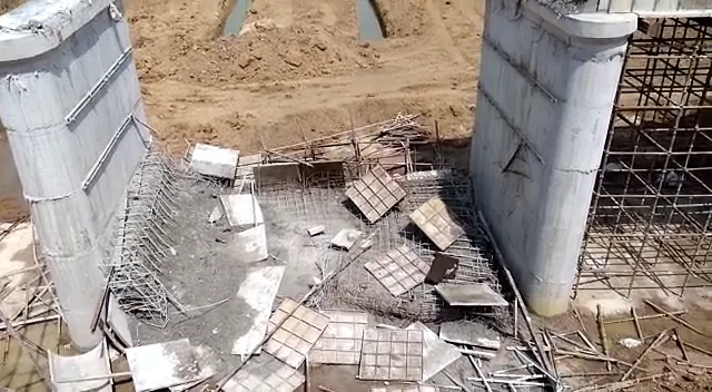 ଆନନ୍ଦପୁରରେ ଭୁଶୁଡିଲା ନିର୍ମାଣଧିନ ପୋଲ ! ଅଳ୍ପକେ ବର୍ତିଲେ ୫ ଶ୍ରମିକ