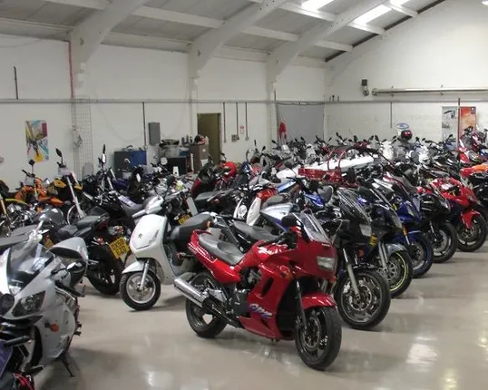 ବିନା ଫେଷ୍ଟିଭ ସିଜିନରେ ଅଫର୍ ବର୍ଷା : ଚାହୁଁ ଚାହୁଁ ସରିଗଲା ବିଏସ ଥ୍ରୀ ବାଇକ୍