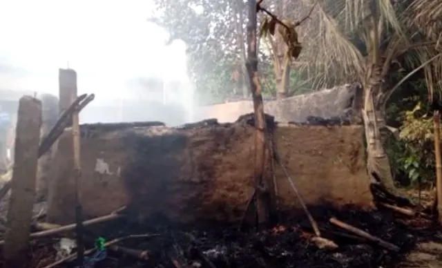 କଟକ : ବେତେଣ୍ଡା ଗାଁରେ ମଧ୍ୟ ଭୟାବହ ଅଗ୍ନିକାଣ୍ଡ, ୨ ବଖରା ଘର ପୋଡି ଯିବା ସହ ୪ଟି ଗୃହପାଳିତ ପଶୁ ଜୀବନ୍ତ ଦଗ୍ଧ