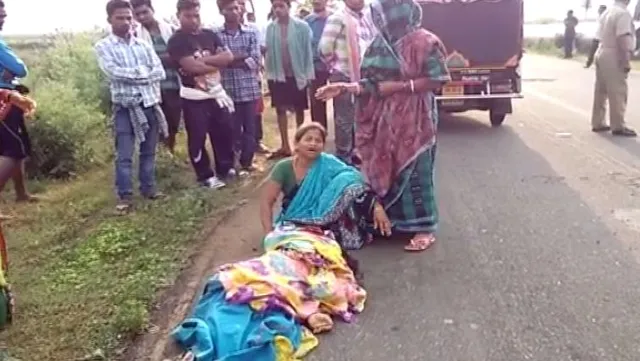 ଗଂଜାମ : ଗର୍ଭବତୀ ଝିଅକୁ ନେଇ ଡାକ୍ତରଖାନା ଯାଉଥିବା ବେଳେ ଅଟୋକୁ ଧକ୍କା ଦେଲା ଟାଟା ମ୍ୟାଜିକ, ଦୁର୍ଘଟଣାସ୍ଥଳରେ ମା ମୃତ