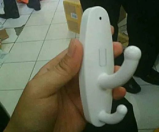 ସାବଧାନ ! ଚେଞ୍ଜିଂ ରୁମରେ ଲାଗିଥିବା ହେଙ୍ଗରରେ ହୋଇପାରେ ଗୁପ୍ତ କ୍ୟାମେରା, ଜାଣନ୍ତୁ କିପରି ଚିହ୍ନିବେ