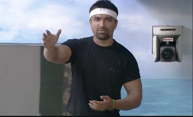 ଗୋ-ରକ୍ଷା ମାମଲାରେ ଯୋଗୀ ଆଦିତ୍ୟନାଥଙ୍କୁ ଅଜାଜ୍ ଖାନଙ୍କ ଚେତାବନୀ ! କହିଲେ, ‘ଯଦି ସାହସ ଅଛି ତେବେ ହର୍ଲ ଡେବିଡସନ କଂପାନୀକୁ ବନ୍ଦ କରି ଦେଖାନ୍ତୁ’