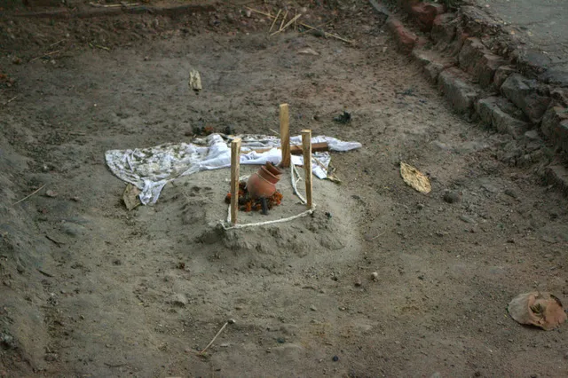 ସୂର୍ଯ୍ୟାସ୍ତ ପରେ କାହିଁକି ହୁଏନି ମୃତ ବ୍ୟକ୍ତିର ଅନ୍ତିମ ସଂସ୍କାର ! ଜାଣନ୍ତୁ କିଛି ରହସ୍ୟମୟ ରୀତିନୀତି