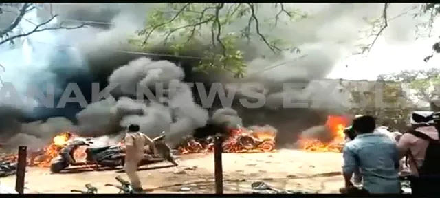 ରାୟପୁର ରେଳ ଷ୍ଟେସନ ପାର୍କିଂ ସ୍ଥଳରେ ଅଘଟଣ ! ଜଳିଗଲା ୨ଶହରୁ ଅଧିକ ବାଇକ୍