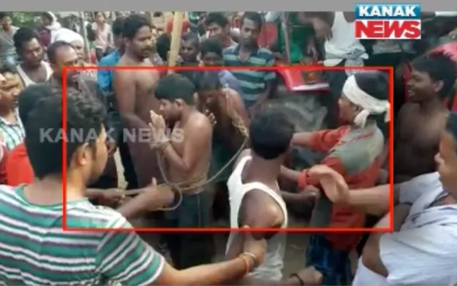 ଚଟାପଟ୍ ବିଚାର ଫଟାଫଟ୍ ଦଣ୍ଡ ! ପିଲା ଚୋରି ଅଭିଯୋଗରେ ୩ ଯୁବକଙ୍କୁ ଛେଚିଲେ ଗ୍ରାମବାସୀ