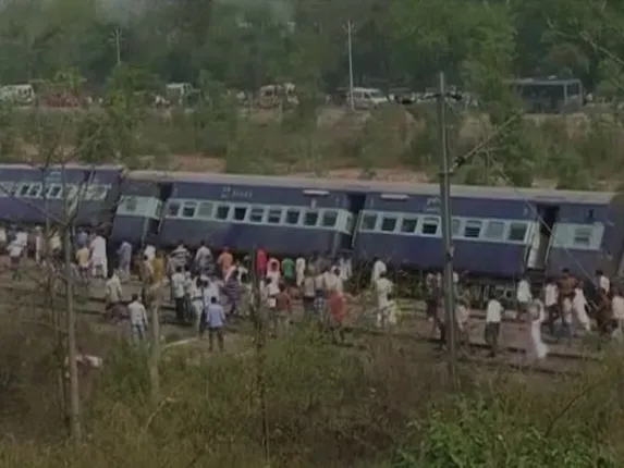 ୟୁପିରେ ଟ୍ରେନ ଦୁର୍ଘଟଣା ! ଲାଇନଚ୍ୟୁତ ହେଲା ରାଜ୍ୟ ରାନୀ ଏକ୍ସପ୍ରେସର ୮ଟି ବଗି, ୧୫ ଆହତ