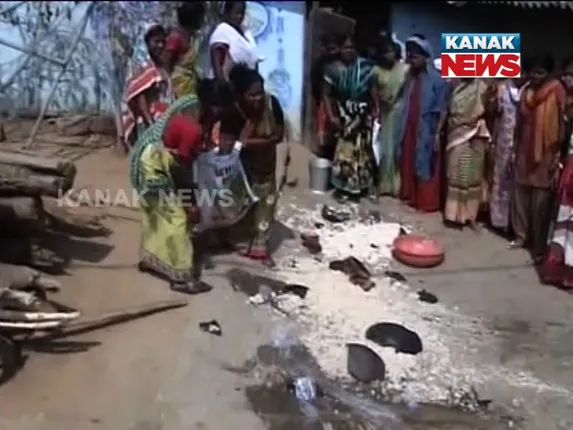 ସମ୍ବଲପୁର : ମଦ ବିକ୍ରି କରୁଥିବା ବ୍ୟକ୍ତିଙ୍କ ଘରେ ମହିଳାଙ୍କ ଚଢାଉ