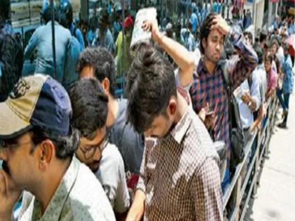 ‘ବାହୁବଳୀ ୨’ ପାଇଁ ଲୋକେ ପାଗଳ ! ଟିକେଟ୍ ପାଇଁ ୩ କିଲୋମିଟର ଲମ୍ବା ଧାଡି