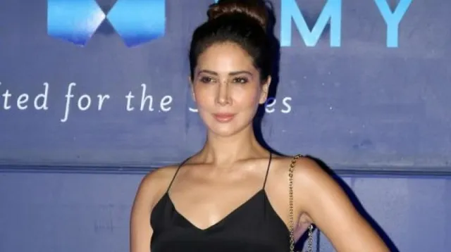 ଦେବାଳିଆ ଅବସ୍ଥାରେ ଯୁବରାଜ ସିଂଙ୍କ ପୂର୍ବତନ ପ୍ରେମିକା ! ସ୍ୱାମୀ ଛାଡିବା ପରେ ରାଜରାସ୍ତାରେ କିମ୍ ଶର୍ମା